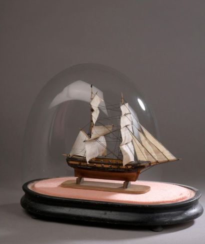 Model of armed brig in painted wood. Hull...