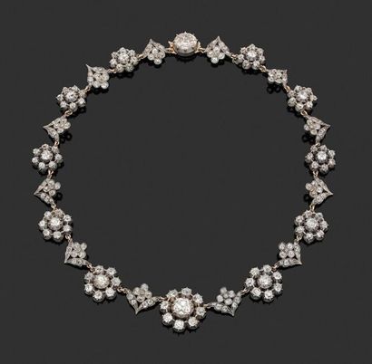 Drapery necklace in 750 thousandths gold...