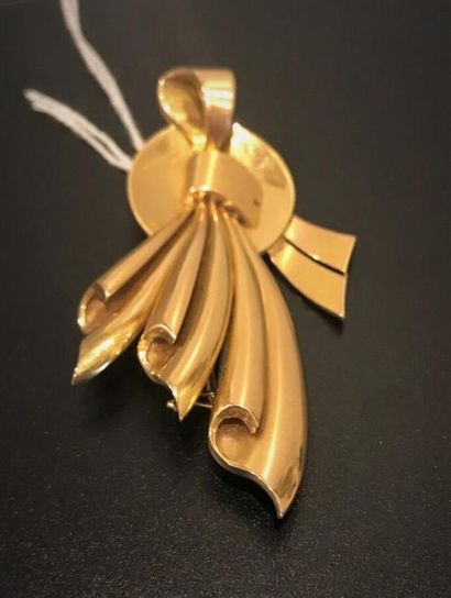750 thousandths yellow gold brooch forming...