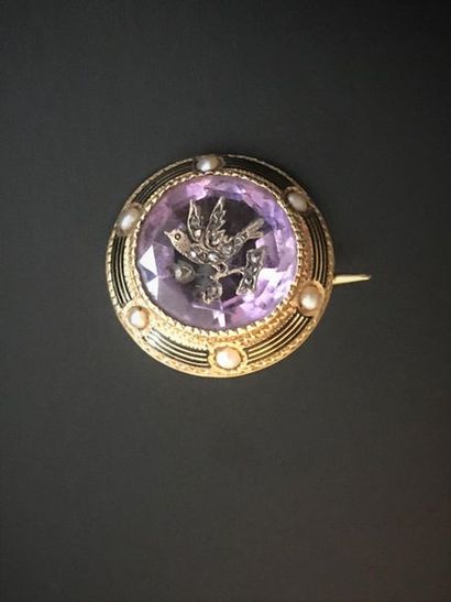 Small 750 thousandths yellow gold brooch...