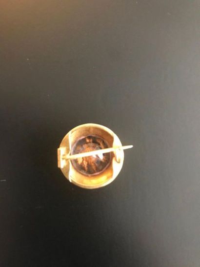 Small 750 thousandths yellow gold brooch...