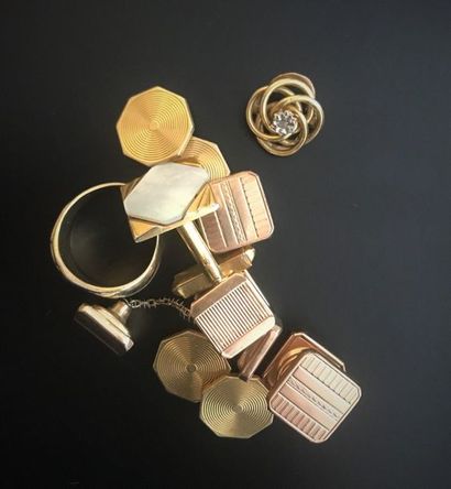 Lot in 750 thousandths yellow gold including...