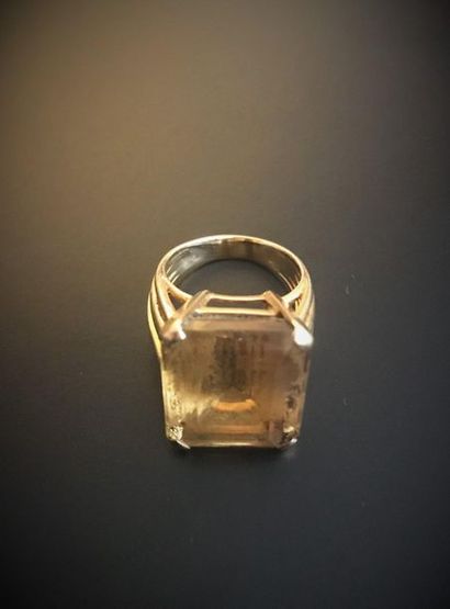 A 750 thousandths yellow gold ring decorated...