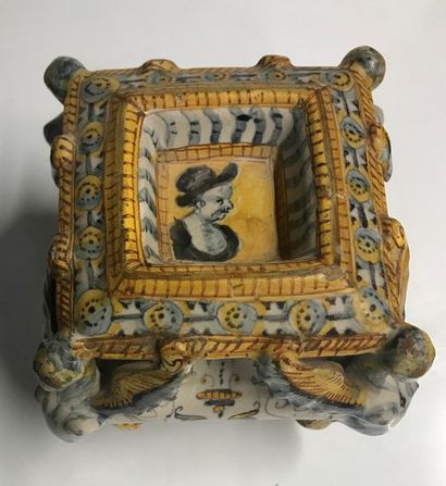 *URBINO, 17th century
Earthenware salt shaker
H....