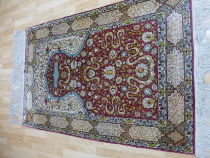 Tapis Héréké en soie et rehaussé de fils...