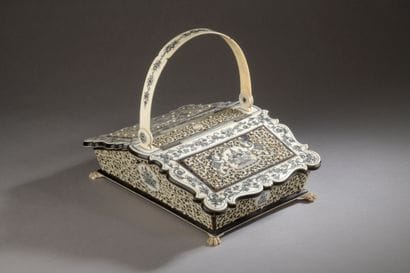 Coffret en forme de panier à anse ouvrant...