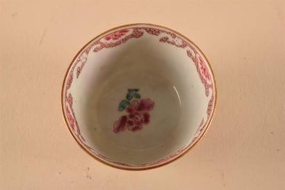 CHINE

Sorbet en porcelaine à décor polychrome...