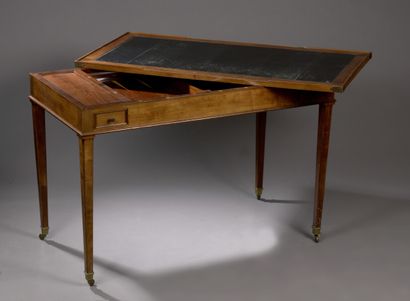 Table tric-trac en acajou ouvrant à deux...