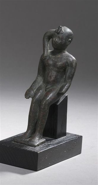 Statuette d'Harpocrate assis, les mains le...