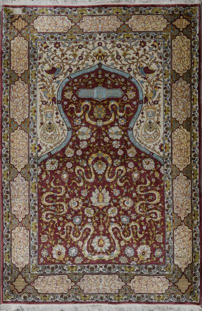 Tapis Héréké en soie et rehaussé de fils...