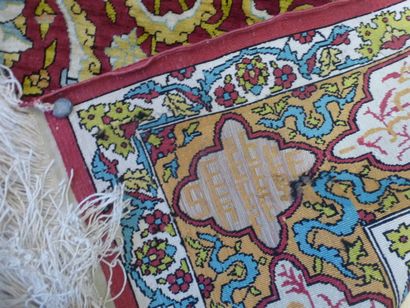 Tapis Héréké en soie et rehaussé de fils...