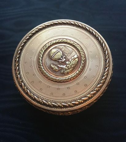 Boite ronde en or jaune et rose entièrement...