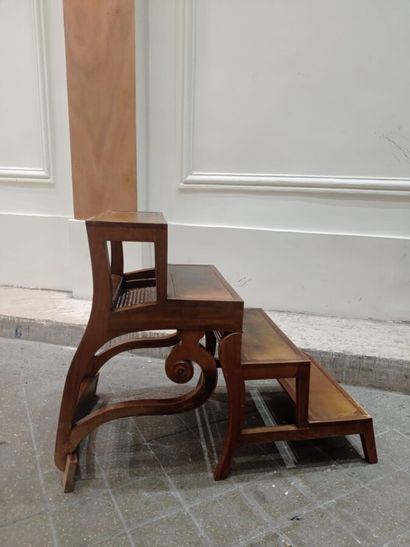 Fauteuil canné en acajou à accotoirs en crosse,...
