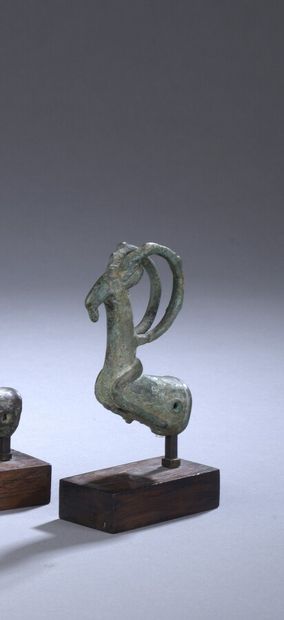 Manche d'aiguisoir en forme de protome d'ibex.

Bronze.

Luristan,...