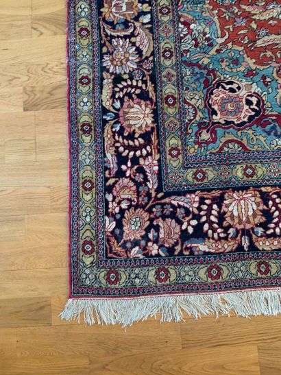 Tapis en laine à décor d'un rosace centrale...