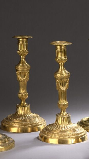 Paire de flambeaux en bronze redoré à fût...