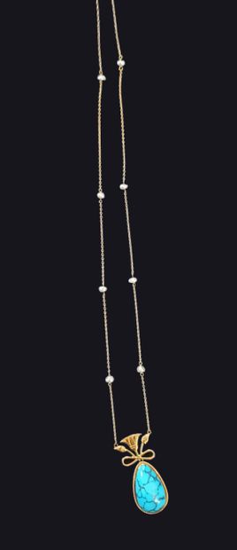 Collier en or jaune 750 millièmes, le décolleté...