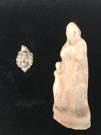 Lot comprenant une figurine féminine tenant...