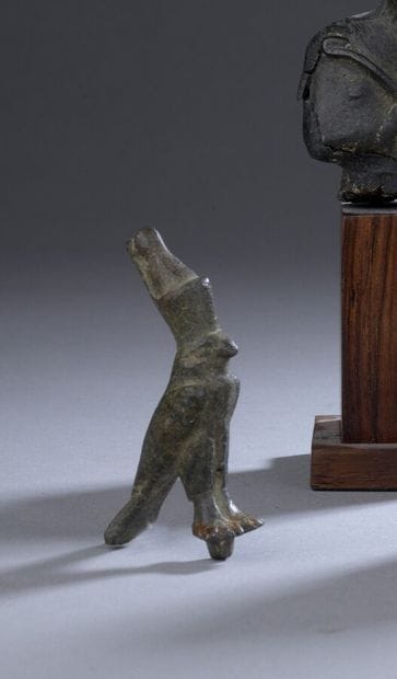 Figurine de faucon Horus coiffé de la couronne...