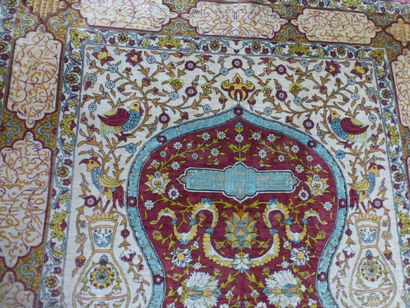 Tapis Héréké en soie et rehaussé de fils...