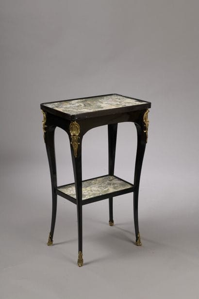 Petite table rectangulaire en bois noirci....