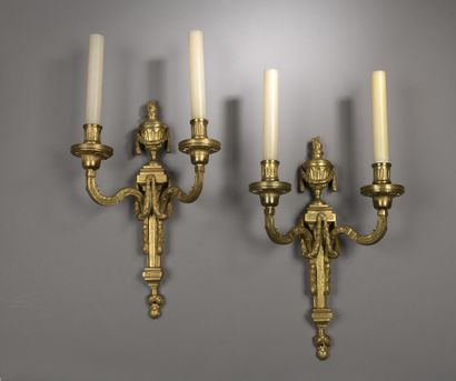 Paire d'appliques en bronze doré à deux bras...