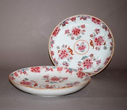 CHINE

Deux coupes circulaires en porcelaine...