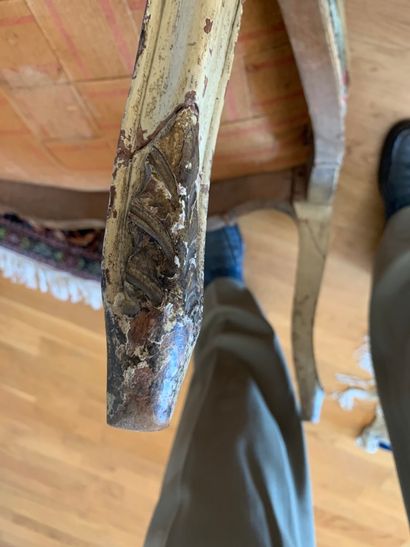 Paire de fauteuils à dossier plat cintré...