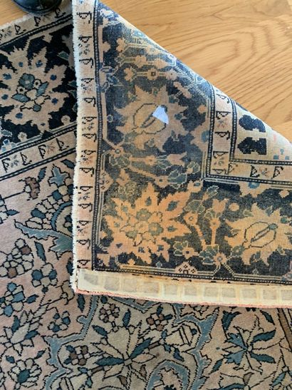 Tapis en laine à décor d'une rosace bleu...