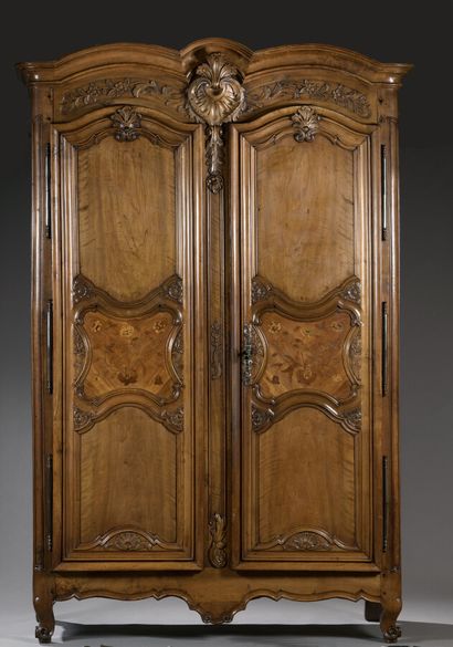 Grande armoire en noyer mouluré richement...