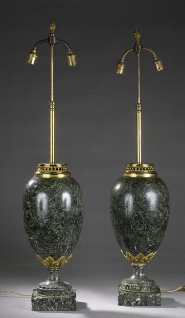 Paire de lampes ovoïdes en marbre vert des...