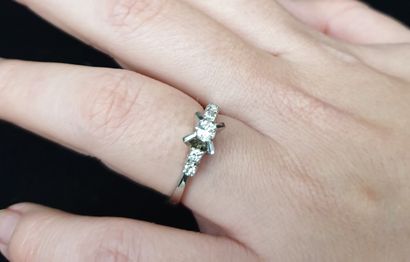 Bague en or blanc 750 millièmes centrée d'un...