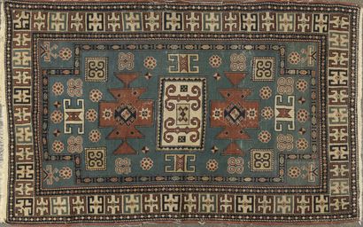 Tapis fond bleu, décor Caucase, Karatchoff.

Vers...