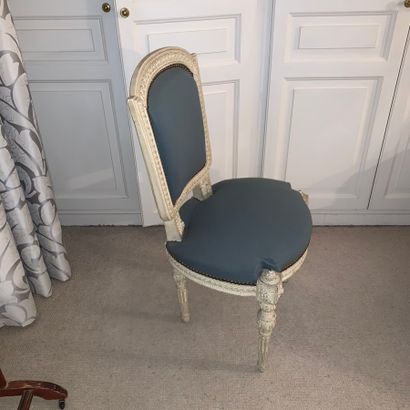 Suite de trois chaises à dossier cintré en...