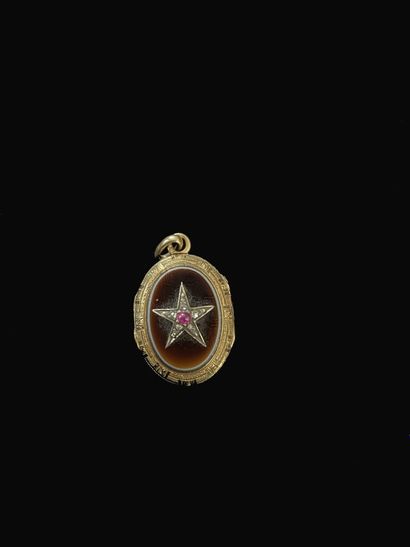 Pendentif médaillon ouvrant en or jaune 750...
