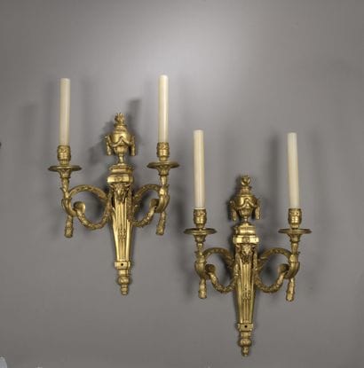 Paire d'appliques en bronze doré à deux lumières...