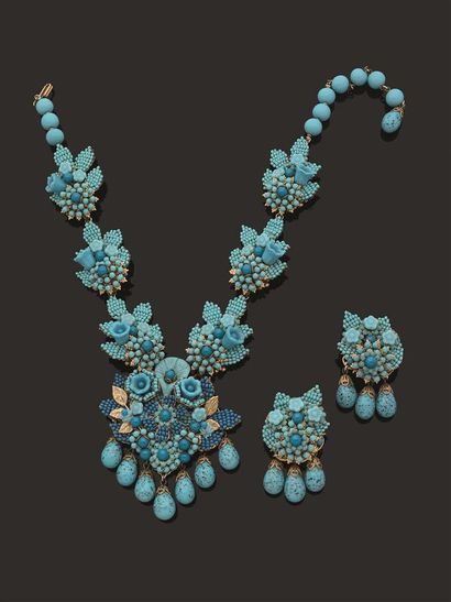 Parure en métal doré à décor de feuillages...
