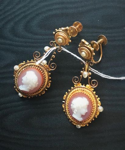 Paire de pendants d'oreilles en or jaune...
