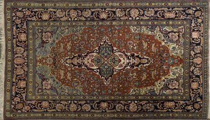 Tapis en laine à décor d'un rosace centrale...