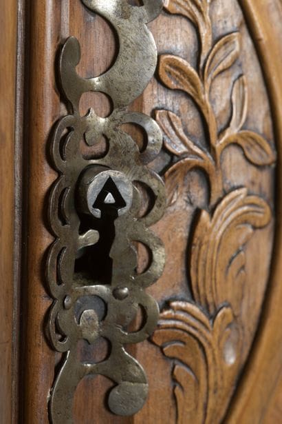 Grande armoire en noyer mouluré richement...
