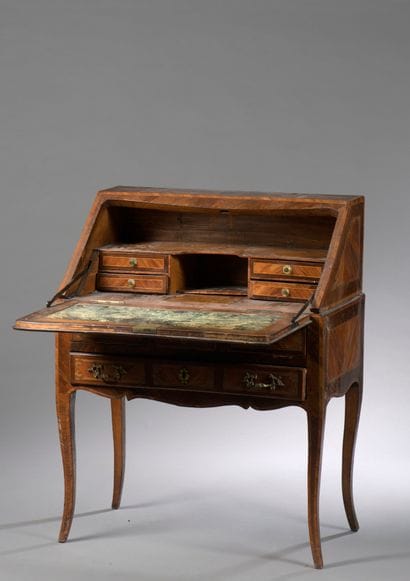 Bureau de pente à décor marqueté d'un médaillon...