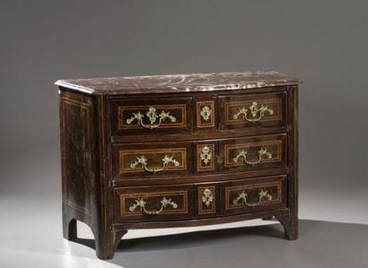Commode à façade galbée en placage d'amarante...