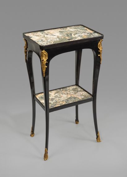 Petite table rectangulaire en bois noirci....