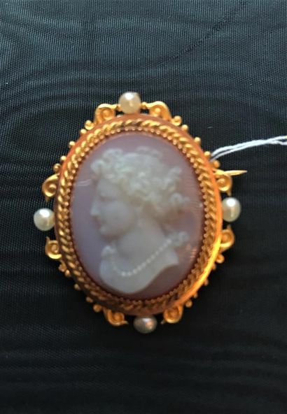 Broche en or jaune 750 millièmes ornée au...