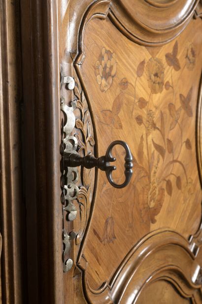 Grande armoire en noyer mouluré richement...
