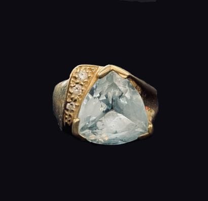 *Bague en or jaune 750 millièmes sertie d'une...