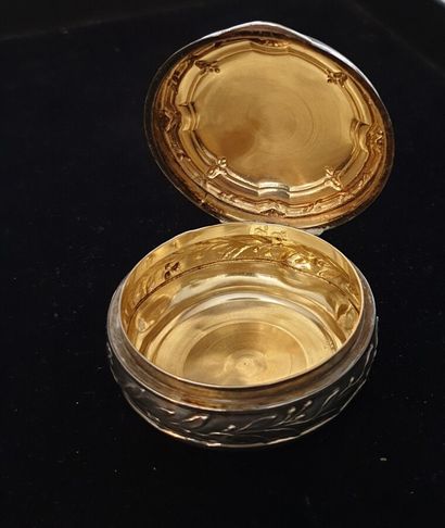 Boite de forme ronde en argent décoré de...