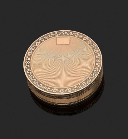 Boîte ronde en or jaune 750 millièmes à décor...