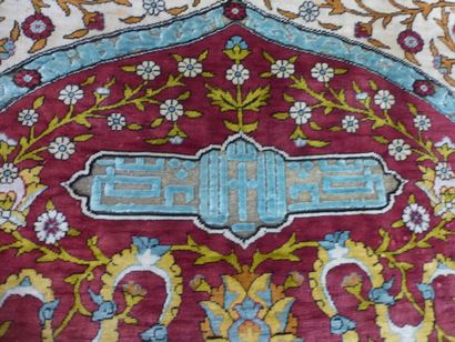 Tapis Héréké en soie et rehaussé de fils...
