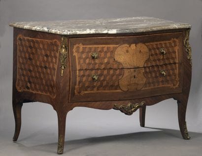 Commode à façade et cotés galbés ouvrant...